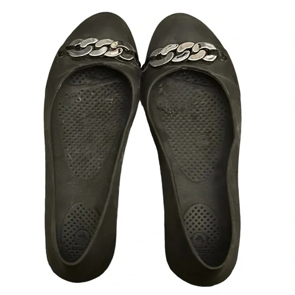 Croc flats in size 8 women’s with silver hardware. In great pre-owned condition - Picture 2 of 3